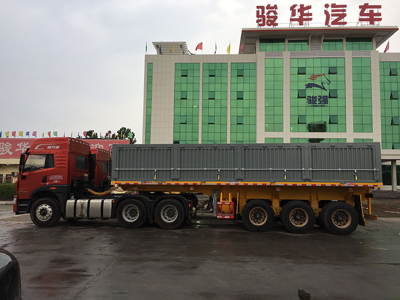 郑州客户提车五台平板侧翻式运输半挂车，如期交付